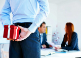 Nghệ thuật chọn quà tặng sếp giúp bạn dễ dàng ghi điểm